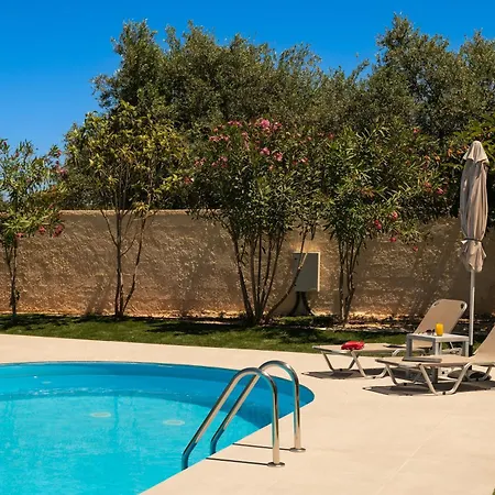 Garden House With Pool, 10min To Center